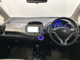 車内は光触媒抗菌消臭施工済です。インパネ周りはスタイリッシュなデザインです。グローブボックスやカップホルダーのほかにトレーなどたくさんの収納スペースが付いています。