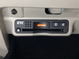 ETCがついています。高速道路の料金所の通過も楽々です。カードの取り出しもしやすい場所についています。