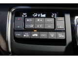 運転席と助手席の温度設定の変更が可能な左右独立タイプのデュアルエアコンです♪♪♪暑がりな人・寒がりな人も誰もが車内を快適にお過ごしいただけます♪♪♪