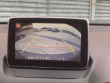 後方の視界をクリアに確認できるバックカメラを装備。ガイドライン表示で車幅や距離感が掴みやすく、狭い場所での駐車やバック移動も安心・スムーズに行えます。駐車が苦手な方にも頼もしいアシスト機能です。
