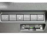 ステアリングヒーター付き。寒い日のドライブも、手のひらから温めてくれます。