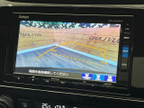 【バックカメラ】駐車時に後方がリアルタイム映像で確認できます。大型商業施設や立体駐車場での駐車時や、夜間のバック時に大活躍!運転スキルに関わらず、今や必須となった装備のひとつです!