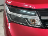 LEDヘッドライトは、点灯の瞬間から最大光量を発揮し、突然暗くなるトンネルなどでの安定感を高めます。