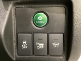 VSA装備車です。VSAはドライバーの操作と車の動きを見守っています。もし車の挙動が乱れたとき、4輪別々にブレーキをかけたり、エンジンパワーをしぼることによって車を安定させます。