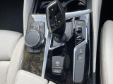 【シフトノブ】BMWの高性能オートマチックは、ATセレクトレバーを左側に倒すことで、通常の「D」から「S」(スポーツ)または「M」(マニュアル)へと切り替えが可能です。