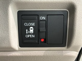 パワースライドドアが付いています。ワンタッチで簡単にお子様でも、お年寄りの方でも、開閉できますからとても便利です。キーレスや車内スイッチでも自動でドアの開閉ができます。
