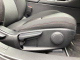 運転席にはドライバーの体型や好みに応じて前後方向だけでなく、高さの調整ができるシートリフターを装備!