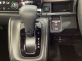 CVT車のセレクトレバーです。低速から高速まで、変速ショックのないスムーズな走りと、エンジン効率のよい領域を維持して燃費にも貢献します。サイドブレーキはスイッチ操作の電子制御パーキングブレーキです。