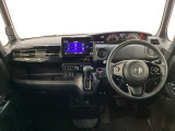 車内は光触媒抗菌消臭施工済です。インパネ周りはスタイリッシュなデザインで機能や装備も充実しています。グローブボックスやカップホルダーのほかにトレーなどたくさんの収納スペースが付いています。