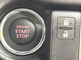 【キーレススタートシステム】カバンやポケットに入れたままでもドアの施錠・解錠が可能なスマートキーを装備。エンジンのオン・オフ時もカギを取り出す必要が無いからとっても便利です♪