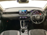 車内は光触媒抗菌消臭施工済です。スタイリッシュなデザインでスポーティなインパネ周りを演出します。グローブボックスやカップホルダーのほかにトレーなどたくさんの収納スペースが付いています。