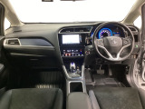 車内は光触媒抗菌消臭施工済です。インパネ周りはスタイリッシュなデザインです。グローブボックスやカップホルダーのほかにトレーなどたくさんの収納スペースが付いています。