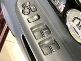 【電動格納ミラー】サイドミラーは電動格納式となっており、狭い駐車場でもキズがつくリスクを抑えられます。
