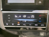 【オートエアコン】一度お好みの温度に設定すれば、車内の温度を検知し風量や温度を自動で調整。暑い&hellip;寒い&hellip;と何度もスイッチ操作をする必要はありません。快適な車内空間には必須の機能ですね♪