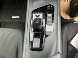 電気自動車およびe-POWER車特有の、軽い操作感なシフトレバー。パーキングブレーキは電磁式です。