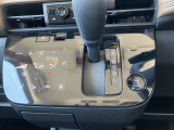 フルオートエアコン搭載。温度設定だけで、車内はいつも快適な空間を維持できます。