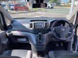 視点が高く、周りが見えやすいシート位置となっております。運転する時の眺めもいいですよ♪アームレストもあるので、長時間ドライブが楽しくなりますね!