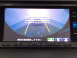 バックでの車庫入れも安心です!リアカメラが付いているバックモニター付のナビを装備しております。操作線もついており距離感も画面から確認できます。