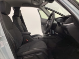 広い足元にゆったり座れるシートには肘掛けも装備しており長距離の運転でも疲れにくくなってます。女性でも運転がしやすいように、シートの高さ調整機能(シートリフター)がついています。