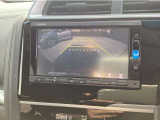 【バックカメラ】運転が苦手な方も車庫入れラクラク。ギアをリバースに入れれば自動的に切り換わりますので、面倒な操作は不要です。狭い駐車場も大切なお車を傷つけず安心です。