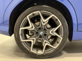 BMWの純正アロイホイールは軽量かつ強度にも優れているホイールで走行性能を引き上げる設計になっております。足元にもBMWは妥協がなくこだわっている個所になります。