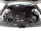 「SKYACTIV-G(ガソリン)」は、規格外の高圧縮を実現し、世界のエンジン技術者に驚きを与えました。さらに、それを維持したままノッキングの発生を抑え、熱効率を向上、走りにも寄与したエンジンです。