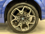 BMWの純正アロイホイールは軽量かつ強度にも優れているホイールで走行性能を引き上げる設計になっております。足元にもBMWは妥協がなくこだわっている個所になります。