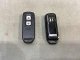 スマートキーを装備しています。鍵を差し込むことなくドアロックの開け閉めと、スタートボタン操作でのエンジンスタートができます。スペアキーも同じものを用意しております。