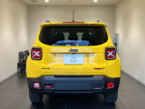 後方から見ると特徴のあるテールランプシンプルにjeepエンブレムが付いてきます。