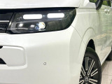 【LEDヘッドライト】悪天候や夜間走行時も良好な視界を確保し安心して運転できる高輝度LEDヘッドライトを装備!点灯速度が早く、消費電力も抑えられています。