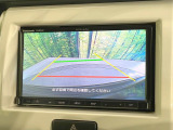 【バックカメラ】駐車時に後方がリアルタイム映像で確認できます。大型商業施設や立体駐車場での駐車時や、夜間のバック時に大活躍!運転スキルに関わらず、今や必須となった装備のひとつです!