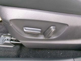 パワーシート搭載。微妙な調整が手軽にでき、ピッタリのポジションで運転することが可能です。