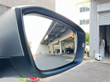 【ブラインドスポットモニター】左右斜め後ろを平行して走る車を認識し、車線変更の際に危険を察知するとドライバーへ警告を促します。夜・雨・トンネル内など走行時の環境が悪い時ほど便りになる安全装置です。