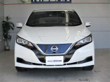 日産らしさを引き立てるフロントマスクの大きなVモーショングリル。NISSANロゴの上部に通常と急速、どちらも備えた充電口があります。