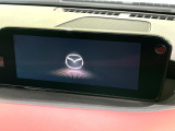 【8.8インチマツダコネクト】車内の雰囲気にマッチした大型のディスプレイ。スマホ接続でのナビ使用やBluetooth再生等、様々な機能が楽しめます。直感的なダイヤル操作が可能で、使い勝手も良好です。