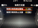 【BSW+BSL】死角になりやすい隣接レーンの後側方を走行する車両を検知すると、ドライバーに表示で知らせ、更に車線変更を開始した場合には、戻すような力を発生し車両との接触を回避するようアシストします。