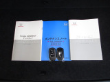 カギをバッグやポケットに入れたままでもドアロックの開閉やエンジン始動ができる『スマートキー』付き!暗くなってもキー穴を捜す必要が無くとっても便利ですから人気の装備です!