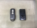 スマートキーを装備しています。鍵を差し込むことなくドアロックの開け閉めと、スタートボタン操作でのエンジンスタートができます。加えて、純正リモコンエンジンスターター用の操作キー(社外品)もついています。