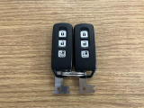 【スマートキー】 スマートキーを携帯していれば、ドアハンドルのボタンを押してロックの解除ができ、パワースライドドアもワンタッチで開閉できます。