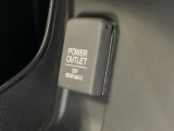 アクセサリーソケットはUSBのアダプターなどをつければ、スマホの充電にも使えます。周辺には物が置けるトレーがついています。