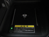 スマホを置くだけでワイヤレスで充電可能です。