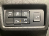 運転席脇のクラスタースイッチ部分にはカメラ切り替えスイッチ、パーキングセンサー、その他走行系スイッチを集中配置しております。電動開閉リアゲートスイッチも目立つように配置。