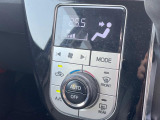 【オートエアコン】一度お好みの温度に設定すれば、車内の温度を検知し風量や温度を自動で調整。暑い&hellip;寒い&hellip;と何度もスイッチ操作をする必要はありません。快適な車内空間には必須の機能ですね♪