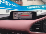 駐車時にも便利な360&deg;ビューモニターを搭載しております。バックギア操作時やセンサー反応時には自動で画面が表示され、スムーズで安全な駐車などが可能でございます。