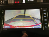 リバースギアに入れるだけで後方の表示へ切り替わります。夜間や雨の日の駐車も楽になりますよ。