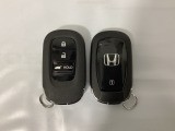 スマートキーを装備しています。鍵を差し込むことなくドアロックの開け閉めと、スタートボタン操作でのエンジンスタートができます。ボタン操作でトランクが開けられる電動テールゲートのボタンもついています。