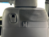 運転席の背もたれ後ろ側にUSBチャージャーが装備されてます。後部座席の人もスマートフォンの充電が出来て便利ですね!