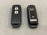 スマートキーを装備しています。鍵を差し込むことなくドアロックの開け閉めと、スタートボタン操作でのエンジンスタートができます。スペアキーも同じものを用意しております。