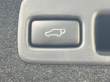 【パワーバックドア】スマートキーや運転席のボタンを押すだけでリアゲートが自動で開閉します!荷物を持っている時や、高い位置にあるバックドアを閉める際に便利な機能です♪