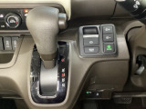 CVT車のセレクトレバーです。低速から高速まで、変速ショックのないスムーズな走りと、エンジン効率のよい領域を維持して燃費にも貢献します。サイドブレーキはスイッチ操作の電子制御パーキングブレーキです。